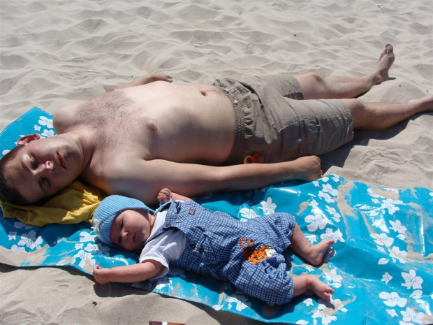 Michał z tatą na plaży.
