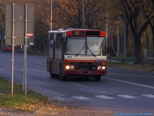 MPK Tarnów #232. 26 października 2007r. Linia 30. Autobusy te były dość intensywnie eksploatowane. Miały jeździć do 10 lat. Pojeździły znacznie dłużej co świadczyło o ich trwałości.