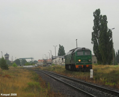 10.07.2008 ST44-949 zjeżdża z lokomotywowni po zatankowaniu i za chwilę pojedzie na górny poziom (KoA) i podepnie się pod pociąg do Poznania Franowa. #ST44 #kolej #PKPCargo #PKP