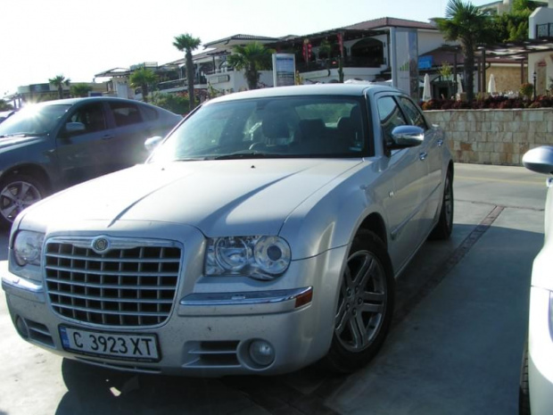 Chrysler 300 C na parkingu w Bułgarii.