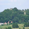 Płonina. Na wzgórzu , między drzewami widoczne ruiny zamku i pałacu Niesytno. zoom 10x #Płonina #rower #RudawyJanowickie #ZamekNiesytno #GóryOłowiane