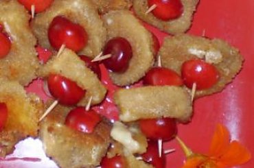 Koreczki ze smażonego Camemberta.Przepisy na : http://www.kulinaria.foody.pl/ , http://www.kuron.com.pl/ i http://kulinaria.uwrocie.info #przekąski #ser #camembert #jedzenie #kulinarne #gotowanie #PrzepisyKulinarne