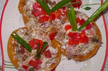 Tuńczyk w brzoskwiniach.Przepisy na : http://www.kulinaria.foody.pl/ , http://www.kuron.com.pl/ i http://kulinaria.uwrocie.info #przekąski #tuńczyk #brzoskwinia #śniadanie #kolacja #jedzenie #kulinaria #gotowanie #PrzepisyKulinarne