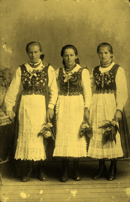 Husowskie panienki w strojach krakowskich 1919r