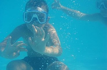 Pod wodą 2 #nurek #człowiek #woda #maska #pływak #basen #dziecko