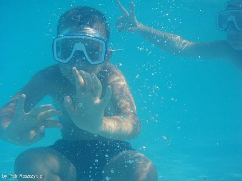 Pod wodą 2 #nurek #człowiek #woda #maska #pływak #basen #dziecko