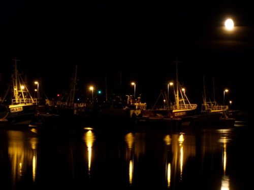 port nocą przy świetle księżyca ...