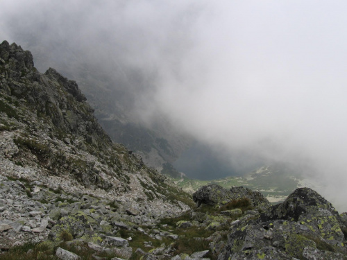 Przykurzyło, stawu prawie nie widać #Góry #Tatry