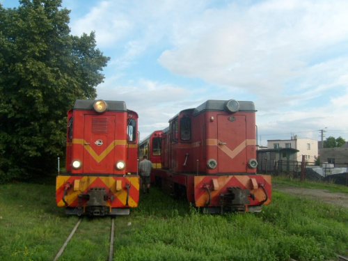 Dwa pociagi na stacji Powidz (z lewej pociag planowy , a z prawej pociąg zamówiony) 23.08.08