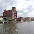 15) ... sąsiadują z pamiątkami po "wizycie" krasnoarmiejców w 1945.