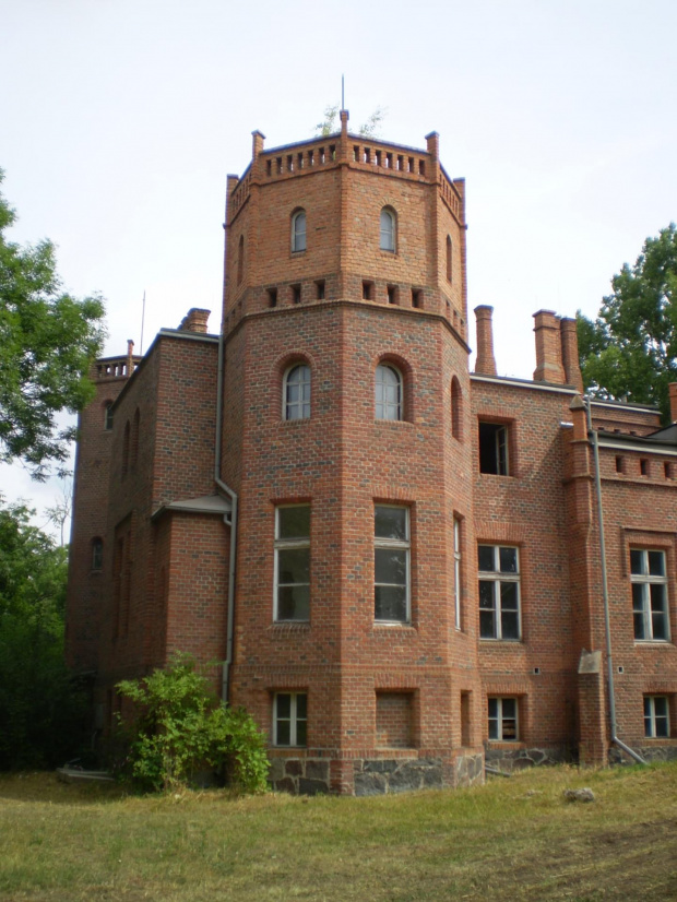 Pałac w Podrzeczu - pałac został wzniesiony około 1848 roku. Wybudowano go w siedzibie rodowej właściciela Mikołaja Beliny-Węsierskiego, ówczesnego dziedzica miasta Gostynia. W okresie międzywojennym pałac należał do rodu Taczanowskich. Architekt budow...