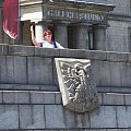 Agata na trybunie honorowej na Placu Defilad przyjmuje manifestację handlowych budek. W tle Pałac Kultury i Nauki. #wakacje #urlop #podróże #zwiedzanie #Polska #Warszawa