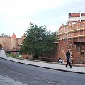 Ulica Podwale na Starym Mieście; Barbakan i mury obronne Starego Miasta. #wakacje #urlop #podróże #zwiedzanie #Polska #Warszawa