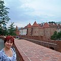 Agata na murach obronnych Starego Miasta, w oddali Barbakan, kościół Świętego Ducha i klasztor Paulinów na Nowym Mieście. #wakacje #urlop #podróże #zwiedzanie #Polska #Warszawa