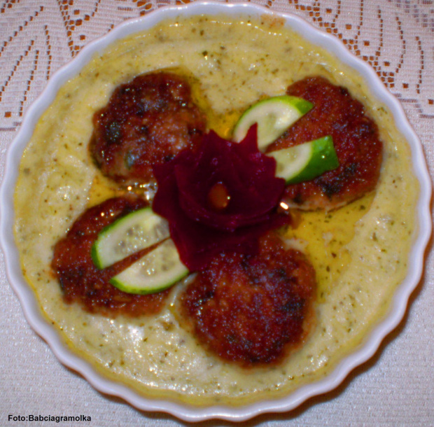 Kotlety mielone zapiekane w sosie miętowo-jabłkowym.Przepisy na : http://www.kulinaria.foody.pl/ , http://www.kuron.com.pl/ i http://kulinaria.uwrocie.info #mielone #kotlety #obiad #jedzenie #gotowanie #kulinaria #PrzepisyKulinarne