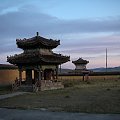 Drewniany klasztor buddyjski w mongolskim stepie, niedaleko rzeki i doliny Orkhon #BuddyzmMongoliaKlasztor