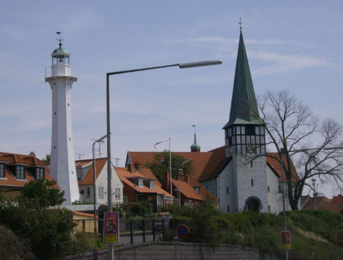 Kościół i latarnia morska w stolicy wyspy - Ronne.
