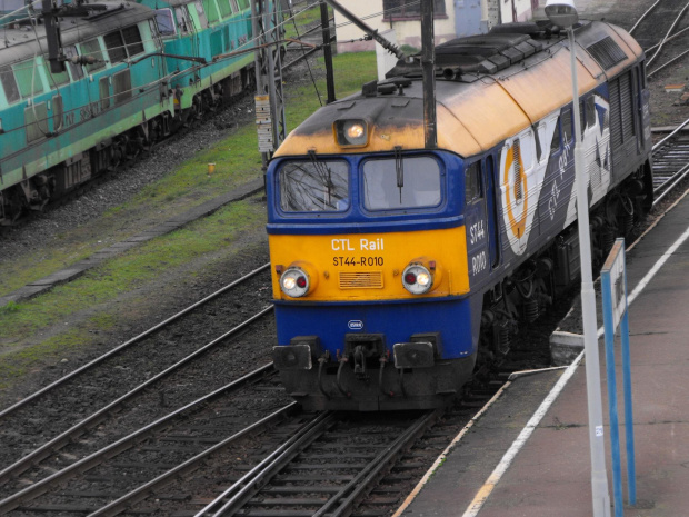 ST44-R010, prywatnego przewoźnika CTL Rail, manewrujący na stacji Krzyż, 16.11.2008