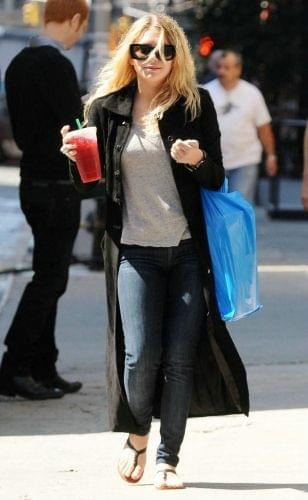 Ashley getting drinks at Starbucks in NYC-paparazzi sierpień 2008