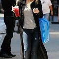 Ashley getting drinks at Starbucks in NYC-paparazzi sierpień 2008