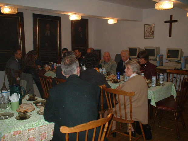 Pogoda nie dopisała-konsumpcja w salce parafialnej;-)