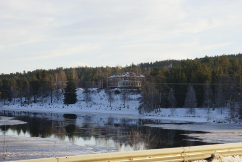 Bäckedals Folkhögskola widziana od stony Sveg, przez Ljusnan