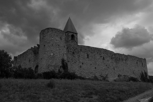 Wioska Hrastovlje z romańskim kościółkiem Świętej Trójcy otoczonym średniowiecznym murem obronny. #Słowenia
