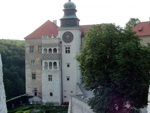 Wierza zegarowa oraz odsłonięte loże które był zamurowane przed wojną i zostały po wojnie doprowadzone do dawnej renesansowej świetności