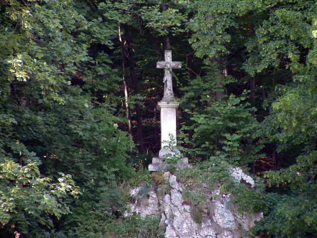 krzyż na skale w zblizeniu