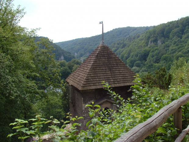 Widok na tył bramy u stóp wierzy