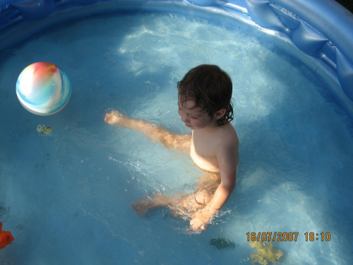 W basenie podczas kąpieli u Dziadkow w ogródku