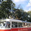 Praska komunikacja miejska - dokładniej tramwaje. 2 wersje Tatr, no i Skoda krzywomordka. Nie udało mi się sfocić przegubowego, kanciastego tramwaju. #czechy #praga #tatra #tramwaj