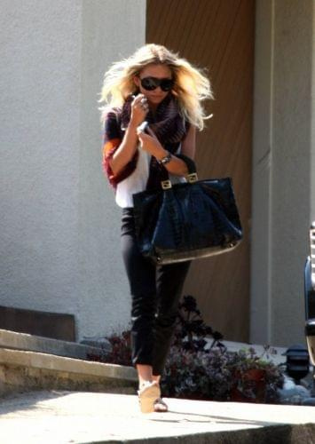 Ashley leaving her house in Mailbu-paparazzi lipiec 2007