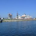 Widoczne po lewej stronie oceanarium zapamięta tylko ten stateczek o nazwie "Hanseatic" #Hanseatic #Gdynia #SkwerKościuszki
