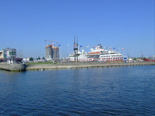 Widoczne po lewej stronie oceanarium zapamięta tylko ten stateczek o nazwie "Hanseatic" #Hanseatic #Gdynia #SkwerKościuszki