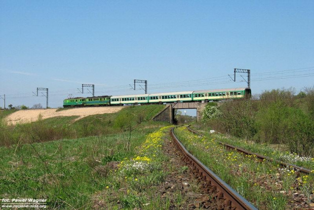 28 kwietnia 2007 r. Korsze. EU07-423 + SU46-004 na czele pociągu osobowego nr 98132 relacji Ełk - Olsztyn Gł. pokonują wiadukt nad linią do Bartoszyc