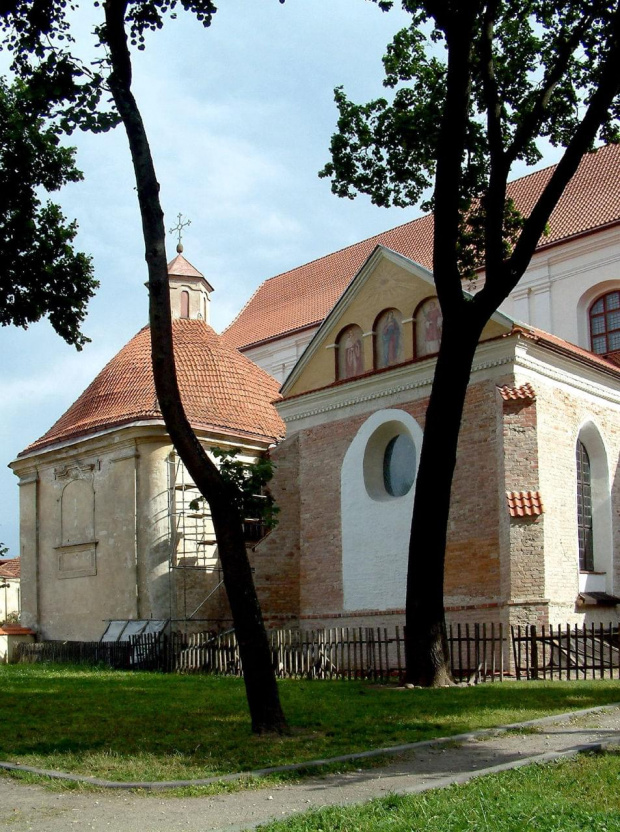 Kościół Wniebowzięcia Najświętszej Marii Panny (Franciszkanów) Od zewnątrz kaplica w której sie znajduje Figura Matki Bożej Niepokalanie Poczętej, zwana również Białą Panią lub Matką Bożą Brzemienną.