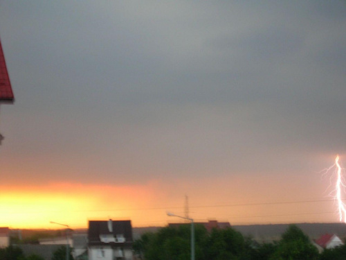 Piorun wkradł się na zdjęcie #burza #ZachódSłońca