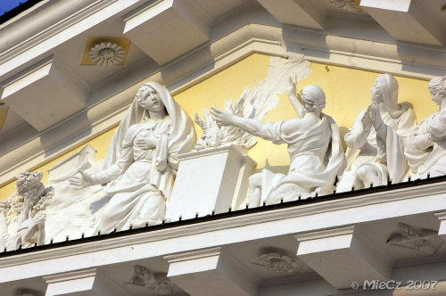 Kompozycja figuralna w tympanonie frontowym ukazuje Ofiarę Noego po wyjściu z Arki. #Wilno