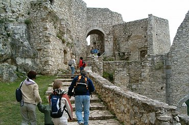 Spiski Hrad - wejście na dolny zamek #Słowacja