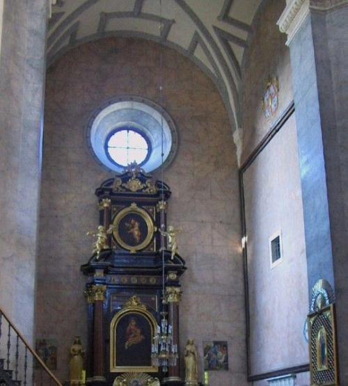 Kolegiata - oltarz w nawie bocznej - po prawej miejsce po obrazie slawiacym czyny Sobieskiego #KRESY #Żółkiew