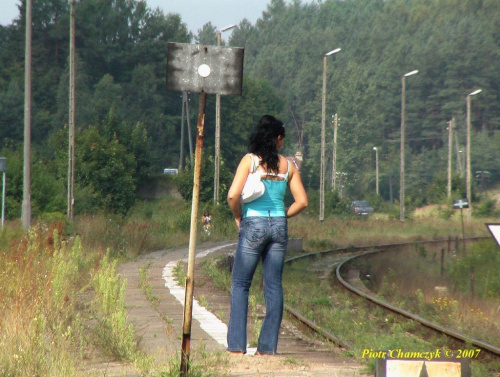 Dobrze, że choć atrakcyjne pasażerki czekają na pociąg... ;) Tyle, że ta jest bardzo znajoma... przyjechała ze mną :) #PKP #kolej #lato #Wieżyca