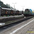 SM42-742 z pociągiem do Gdyni. Za nim skłąd retro Costerina. #PKP #kolej #Kaszuby #GołubieKaszubskie #lato