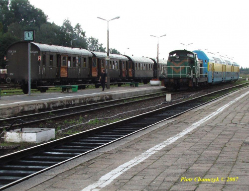 SM42-742 z pociągiem do Gdyni. Za nim skłąd retro Costerina. #PKP #kolej #Kaszuby #GołubieKaszubskie #lato