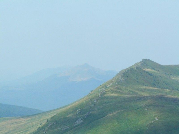 Krzemienie, w tle Połonina Caryńska