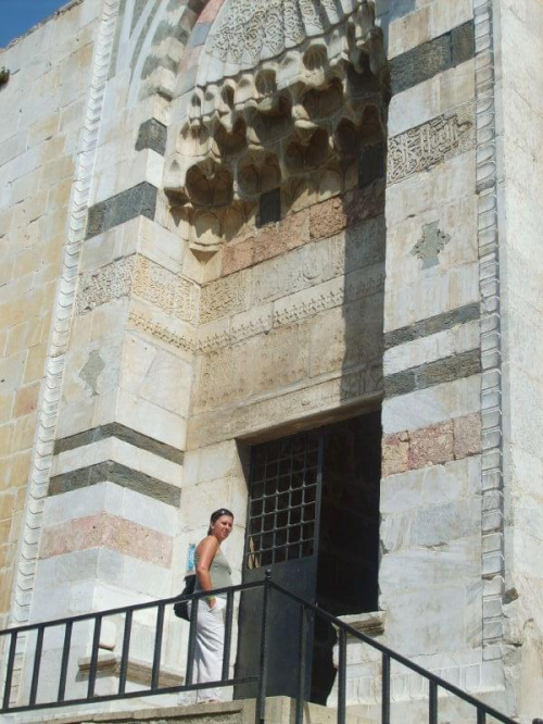 przed najstarszym meczetem Efezu