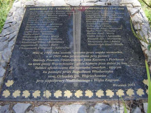 tablica pamiątkowa pod krzyżem w Orłowinach