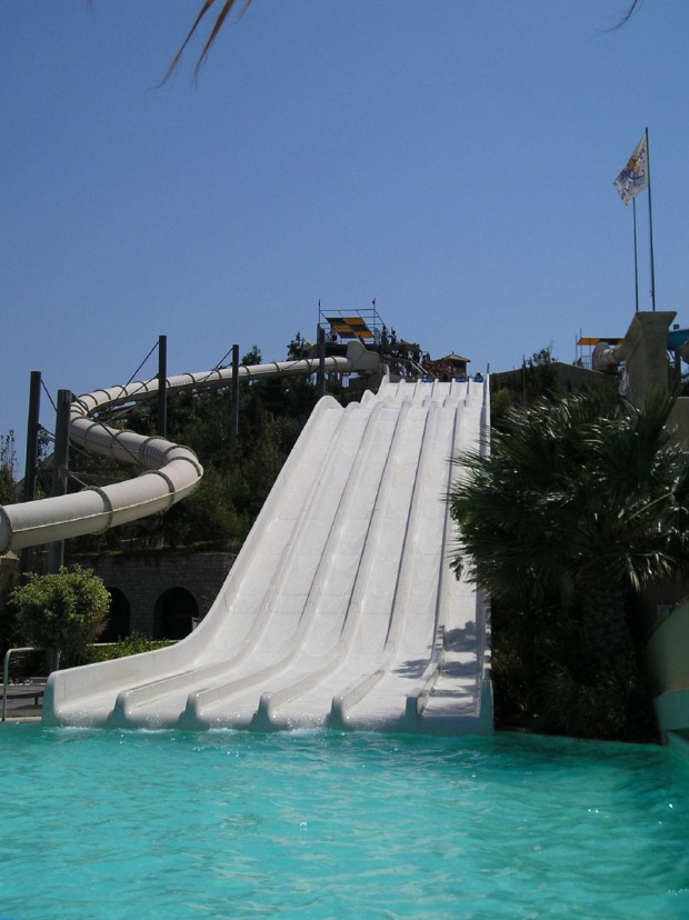 Na takiej zjezdzalni zawsze mozna zrobic wyscigi kto szybciej wpadnie do wody:) #basen #Rodos #zjeżdżalnie #aquapark