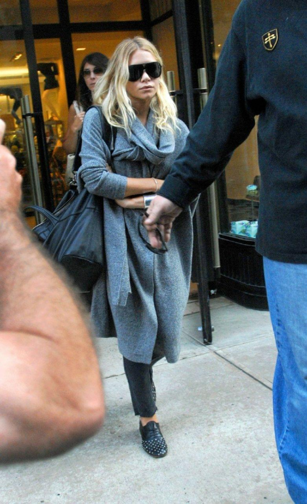 Ashley shops at Barneys in NYC-paparazzi wrzesień 2007