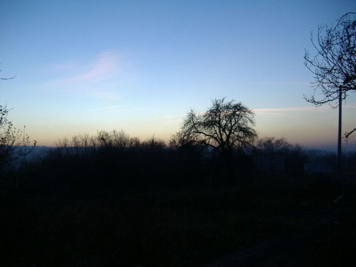 Zdjęcie z listopada 2006 #chmury #drzewa #góry #krajobrazy #niebo #zdjęcia #zachód #słońca #ZachódSłońca #samochód #humor